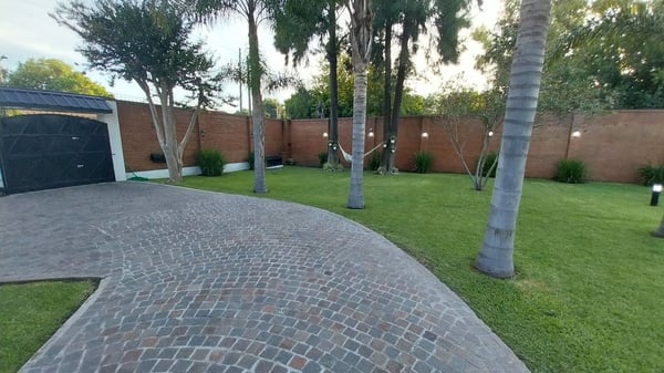 VENTA DE CASA EN LUIS GUILLON CON PARQUE PILETA — foto 2
