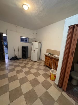 Casa con patio a refaccionar en lote propio — foto 3