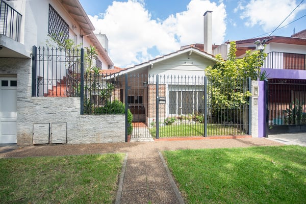 Casa en venta en Olivos Golf con jardín, galería, quincho y cochera — foto 2