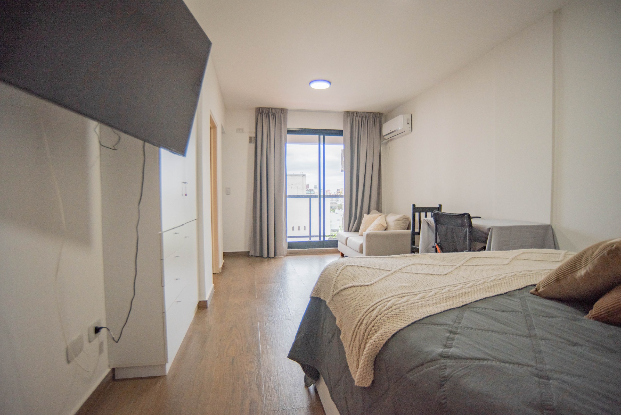 MONOAMBIENTE EN ALQUILER -COLEGIALES- CON BALCON Y VISTA ABIERTA — foto 1