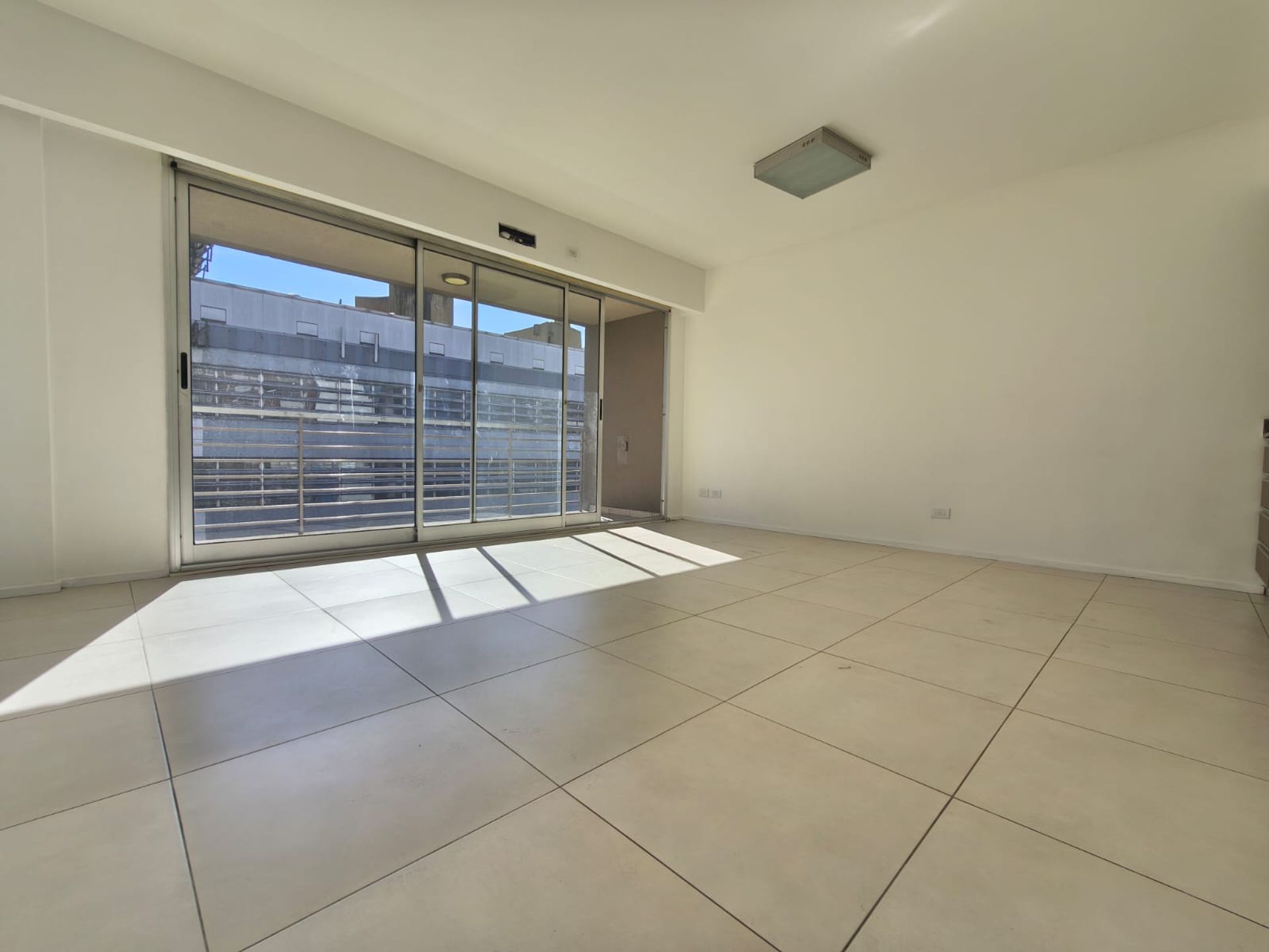 VENTA MONOAMBIENTE EN ALMAGRO LUMINOSO  CON BALCON — foto 1