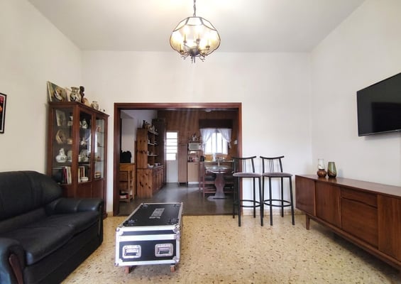 Casa de 6 ambientes en dos plantas con gran jardín y cochera al frente — foto 3