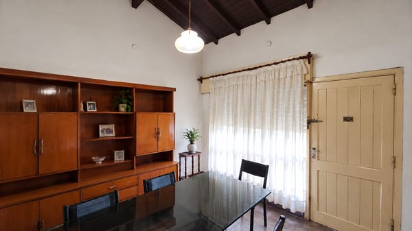 Venta de casa a Refaccionar en  Castelar - lote de 246 mts -  Casa + depto al fondo. — foto 2