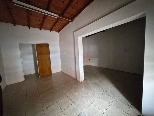 Alquiler Local Ituzaingo frente Hospital Bicentena — foto 4