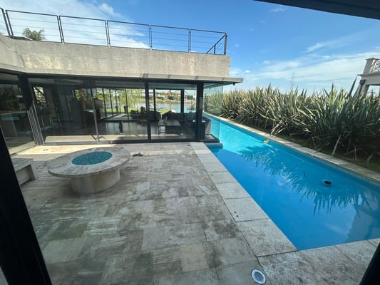 Venta | Casa con costa de Laguna  | Suite + 2 Dorm. | Escrit. o 4°dorm. | Play | Depend.| Quincho | Piscina | B° San Benito — foto 3