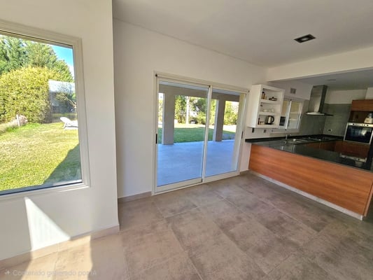 VENTA CASA 6 AMBIENTES CON JARDÍN EN CARDALES VILLAGE — foto 3