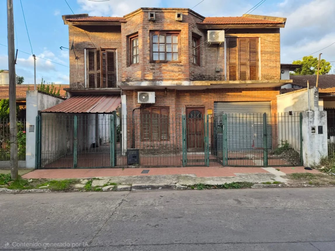 Casa de 4 ambientes en Adrogué con parque, pileta. — foto 1