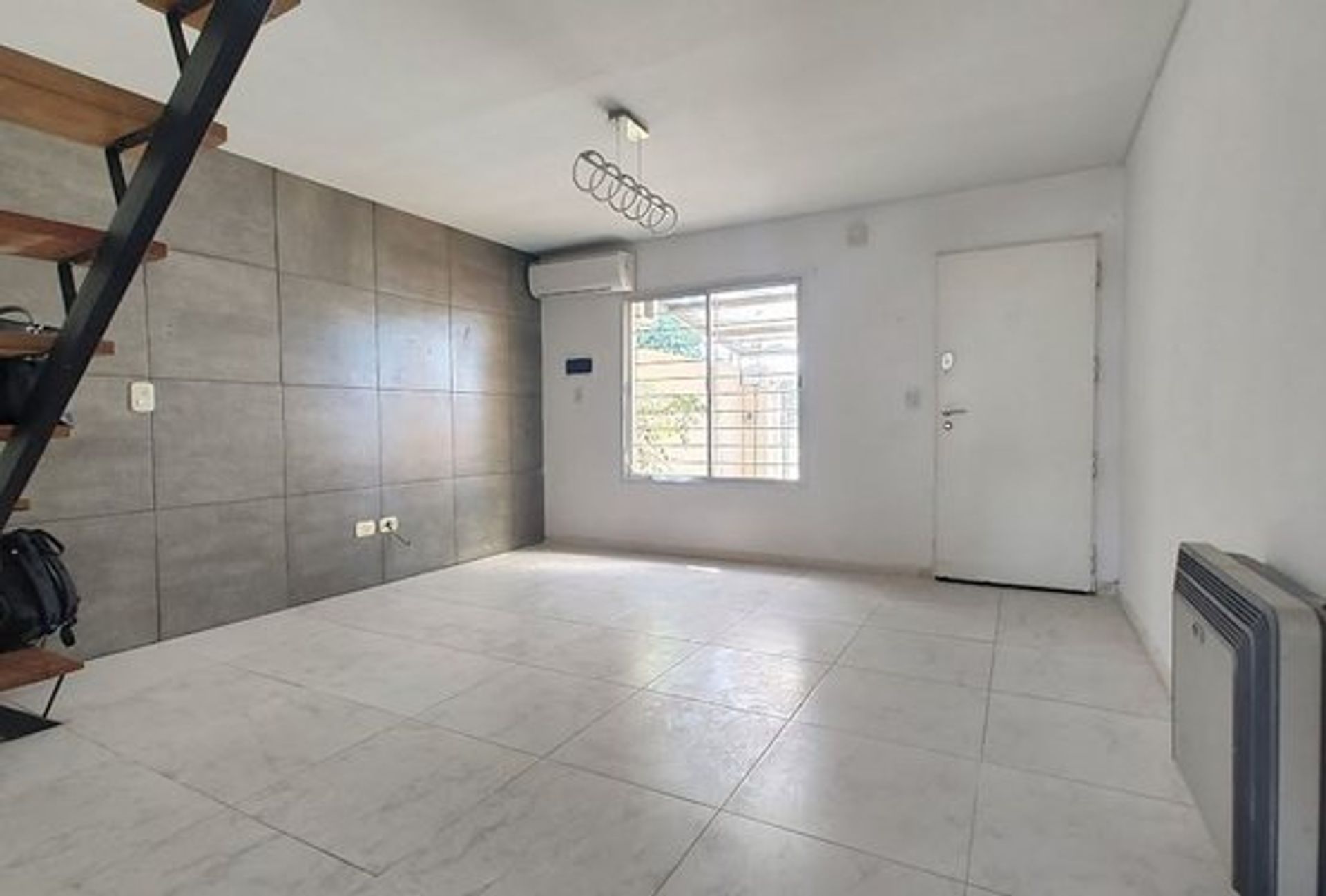 VENTA ITUZAINGO DUPLEX 4 AMB COCHERA APTO CREDITO — foto 1