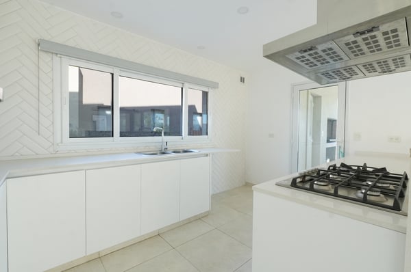 CASA CON 4 Y 1/2 HABITACIONES, JARDIN CON PILETA Y TERRAZA - SANTA ELENA — foto 5