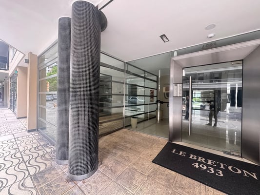 ALQUILER · 2 AMBIENTES EN SEMIPISO CON BALCÓN · VILLA URQUIZA · EDIFICIO CON PILETA Y SUM — foto 2