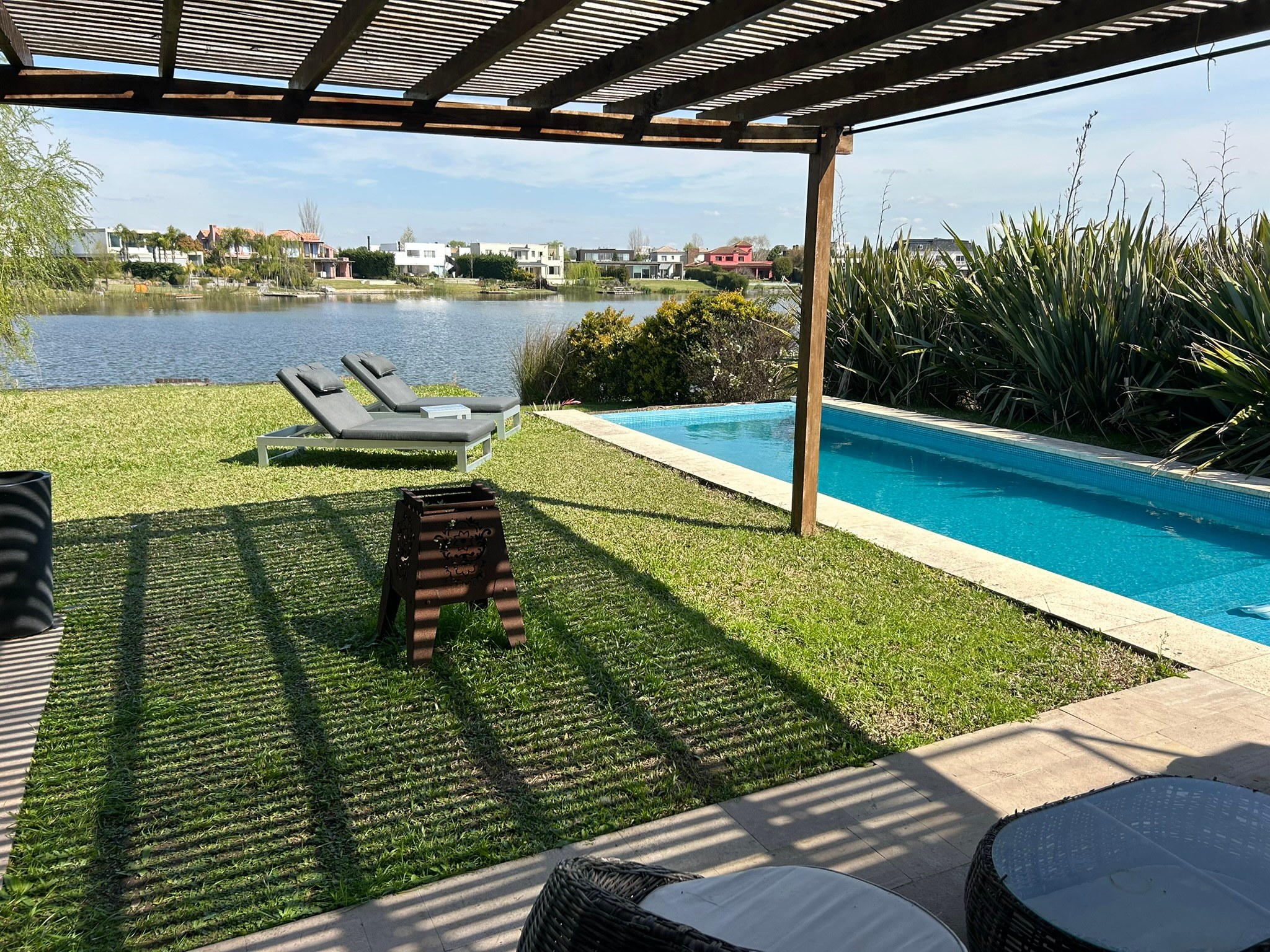 Venta | Casa con costa de Laguna  | Suite + 2 Dorm. | Escrit. o 4°dorm. | Play | Depend.| Quincho | Piscina | B° San Benito — foto 1