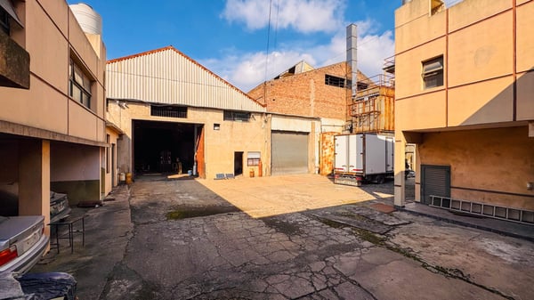 VENTA GALPONES INDUSTRIALES LANUS, TERRENO 5415m2 Y FABRICA 2600m2 CON PUENTES GRUAS, en BLOQUE o SEPARADO — foto 2