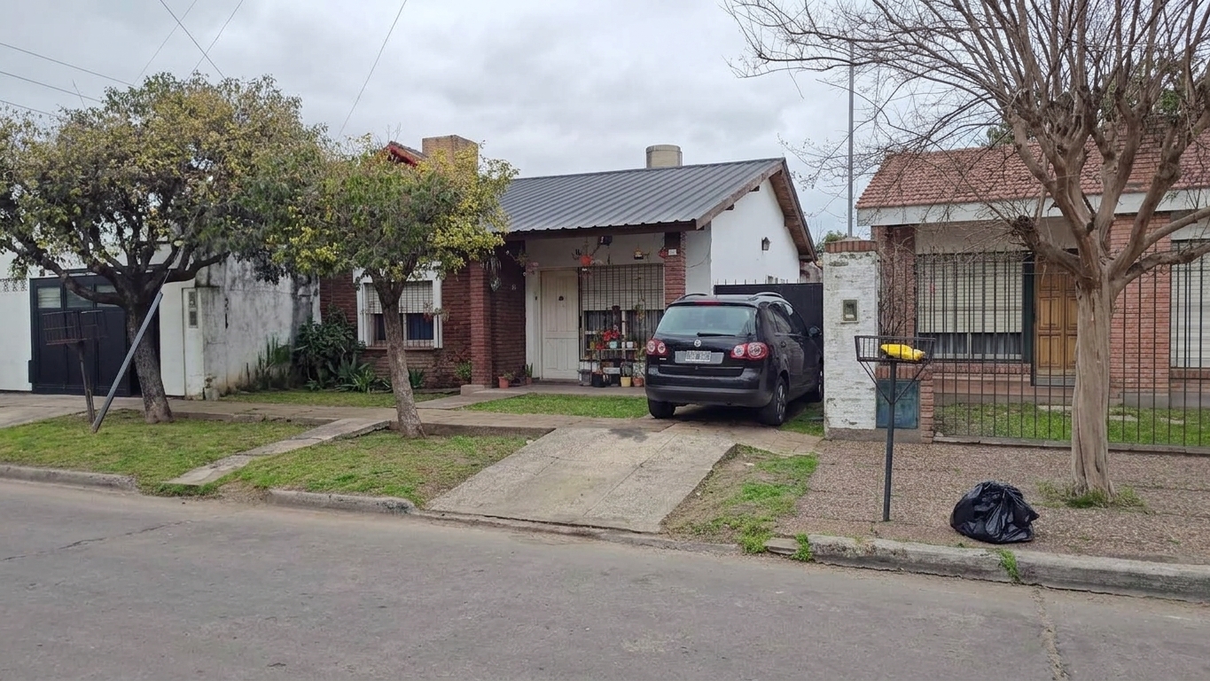 Venta de casa a Refaccionar en  Castelar - lote de 246 mts -  Casa + depto al fondo. — foto 1
