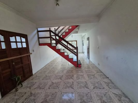 Casa de 4 ambientes en Adrogué con parque, pileta. — foto 5