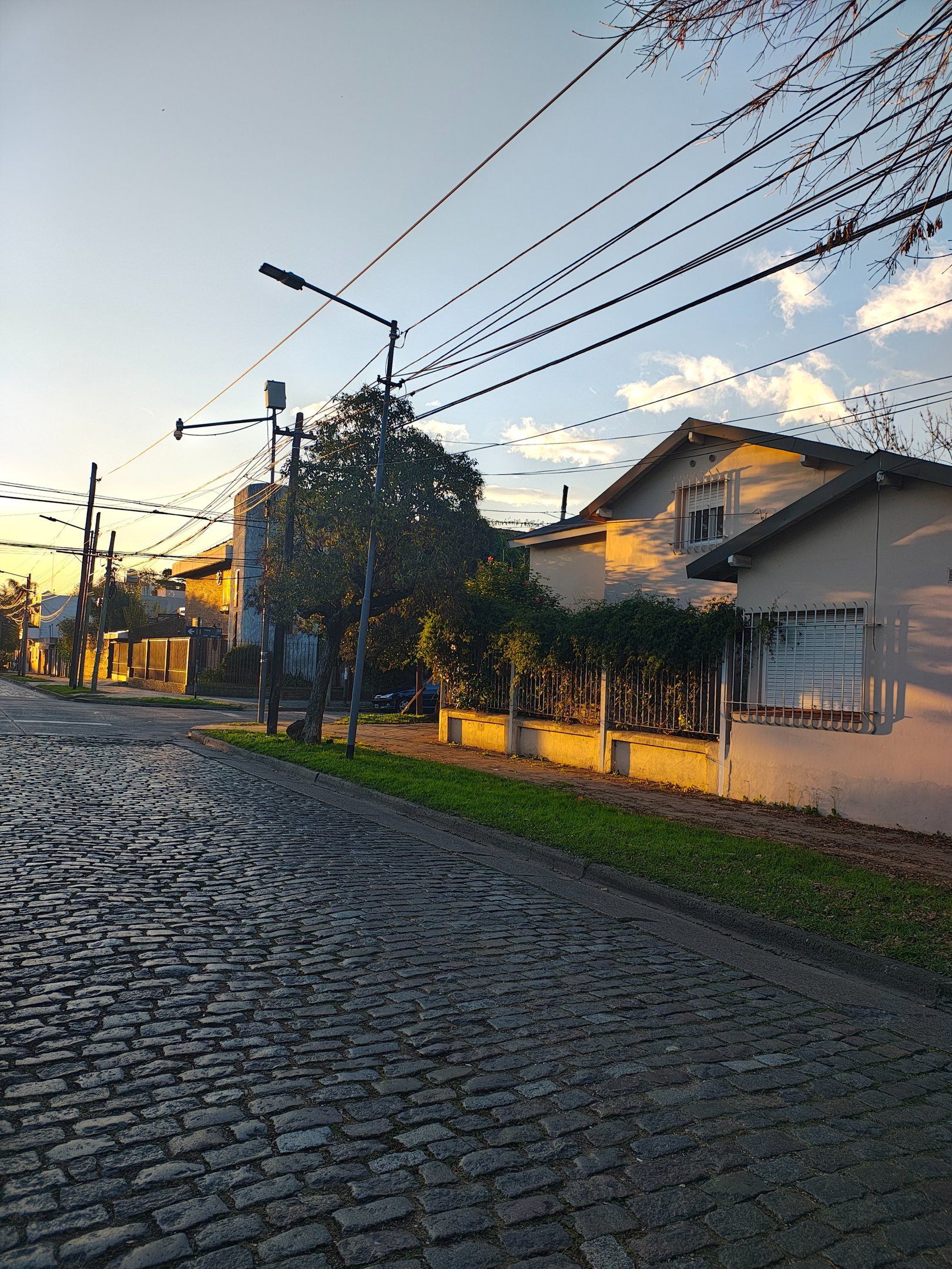 VENTA CASA 4 AMB VILLA BALLESTER. Con Cochera, parrilla y Quincho. — foto 1