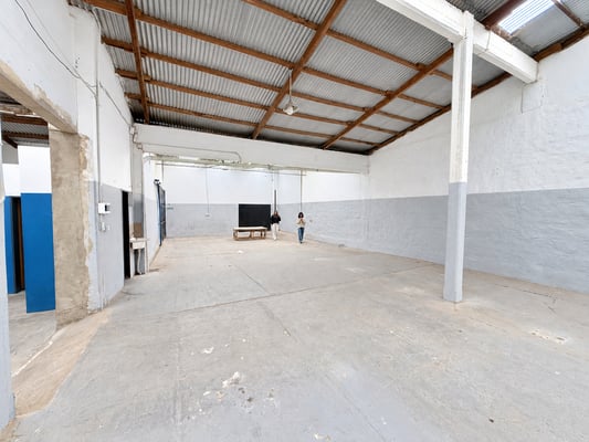 ALQUILER GALPÓN / LOCAL COMERCIAL 986 m² – AV. HIPÓLITO YRIGOYEN – AVELLANEDA — foto 4