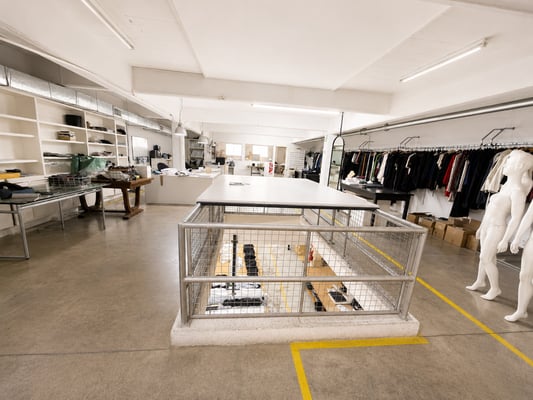 ALQUILER GALPÓN CON DEPÓSITO, ÁREA DE PRODUCCIÓN, SHOWROOM Y OFICINAS EN MUNRO 604 METROS — foto 3