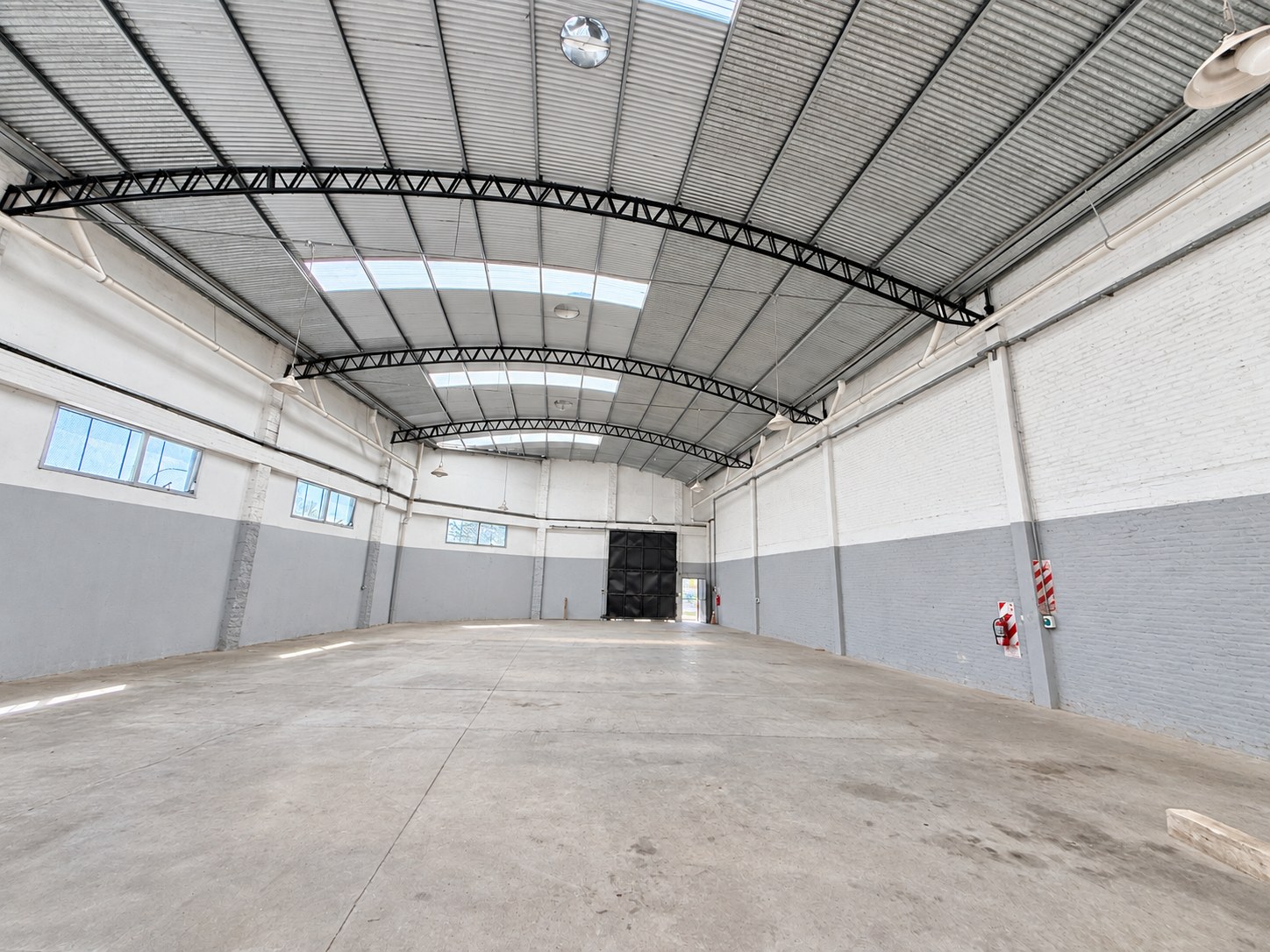 ALQUILER DE IMPORTANTE NAVE INDUSTRIAL / DEPÓSITO DE APROXIMADAMENTE 500 M² EN AVELLANEDA — foto 1
