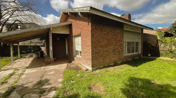 CASA A REFACCIONAR EN LOTE DE ESQUINA  DOBLE FRENTE— VILLA TESEI, HURLINGHAM — foto 3