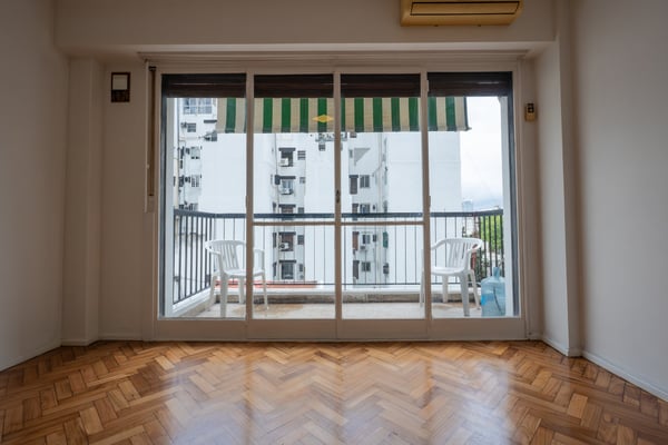 Alquiler departamento 3 ambientes Almagro con balcón — foto 2