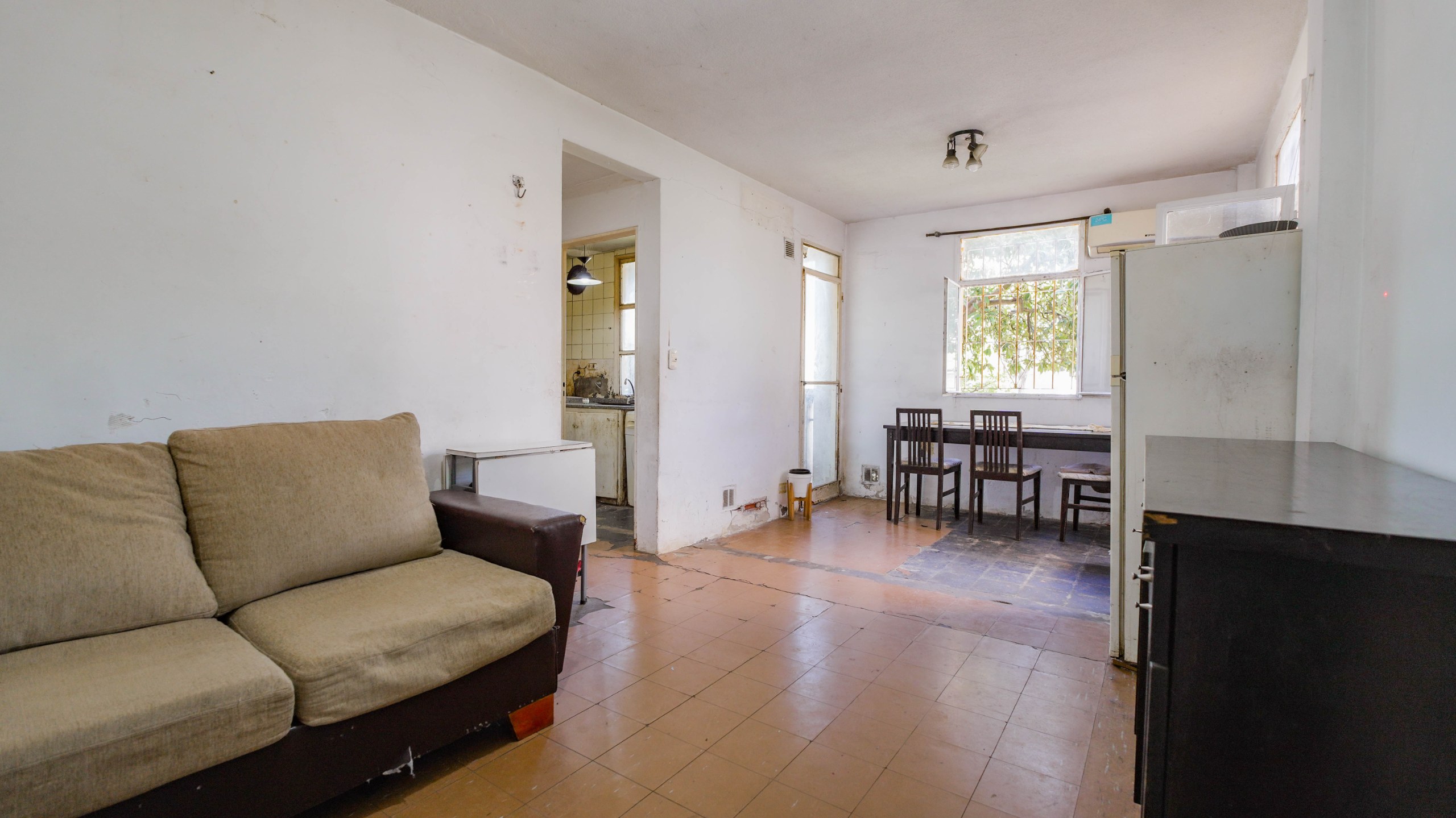 VENTA Depto. 3 ambientes C/ balcón al Frente a Refaccionar - Flores Sur — foto 1