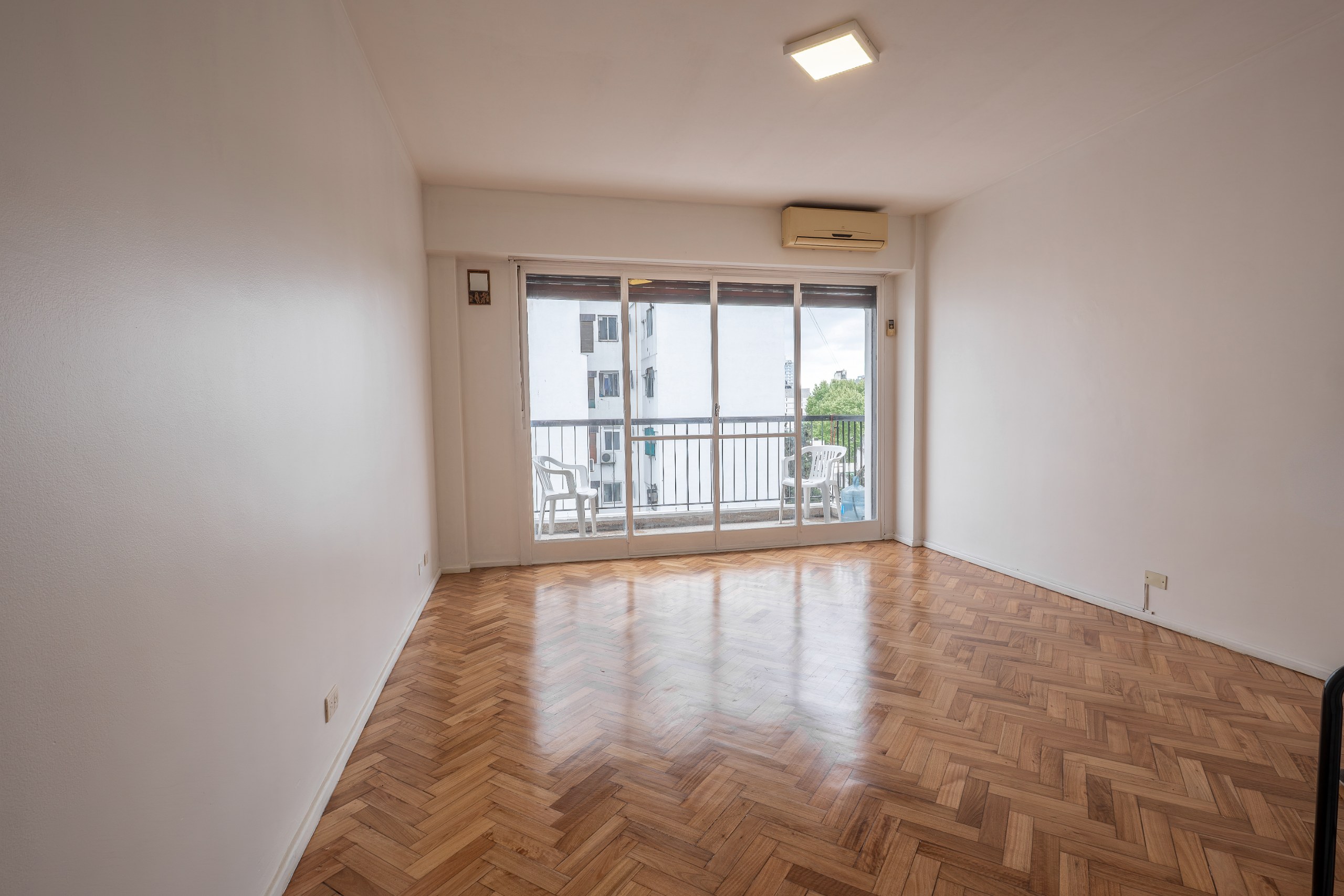 Alquiler departamento 3 ambientes Almagro con balcón — foto 1