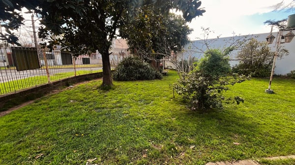 CASA A REFACCIONAR EN LOTE DE ESQUINA  DOBLE FRENTE— VILLA TESEI, HURLINGHAM — foto 5
