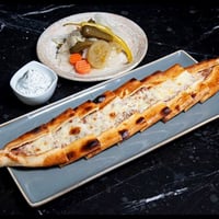 Kıymalı Kaşarlı Pide