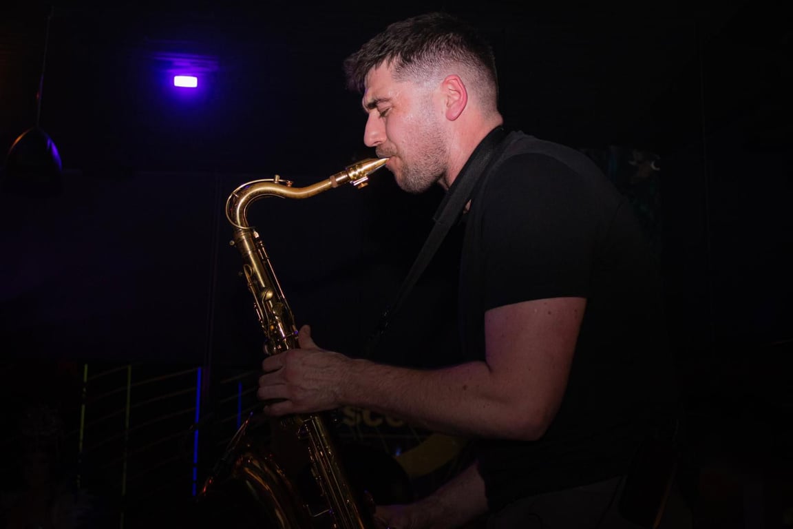 SWE - Sax Players performing live