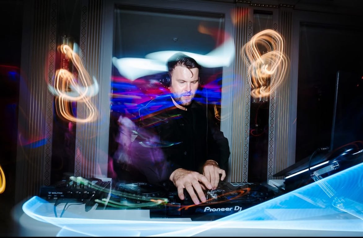 SWE - DJ's performing live