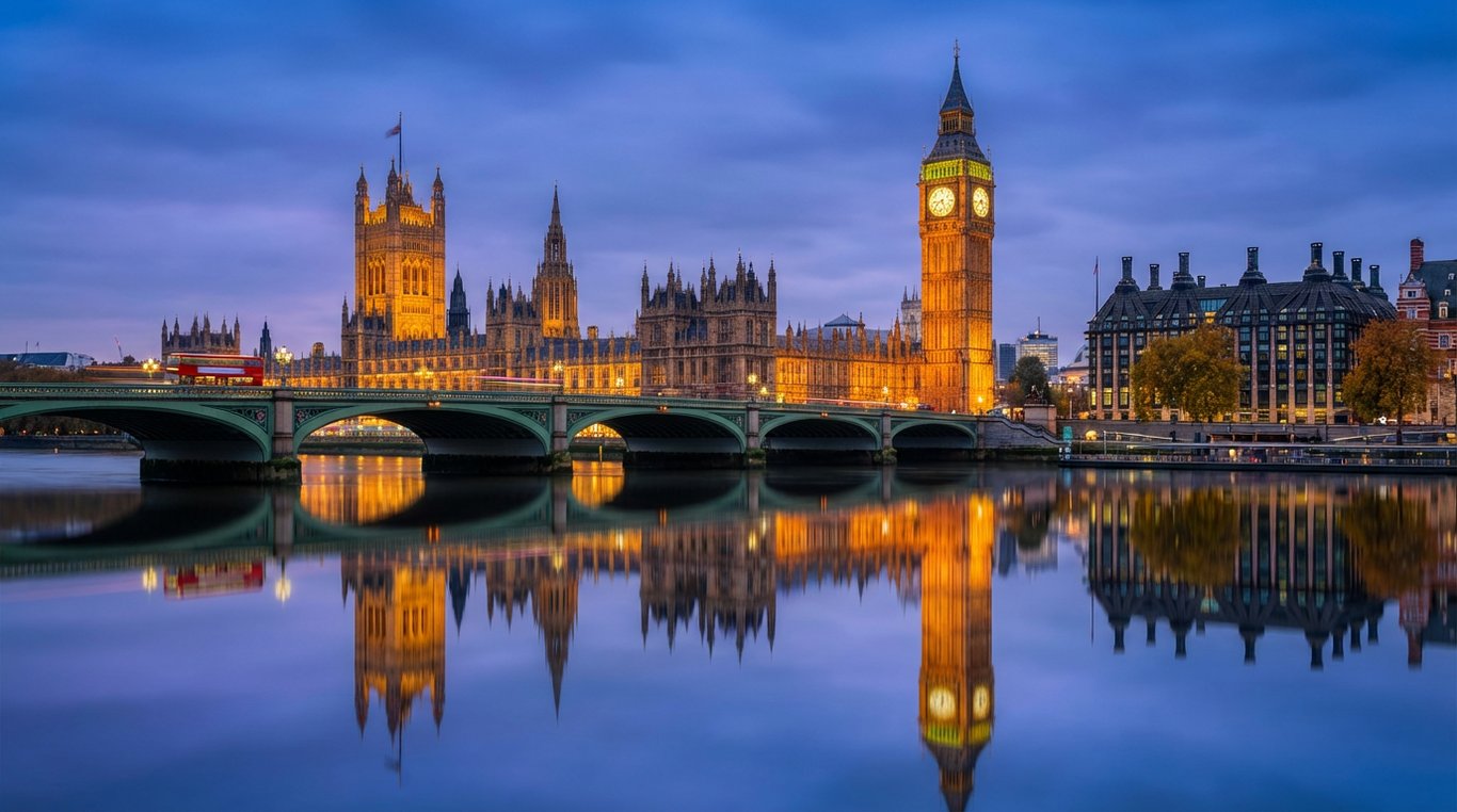 Palatul Westminster și Big Ben reflectate în Tamisa la ora albastră londoneză
