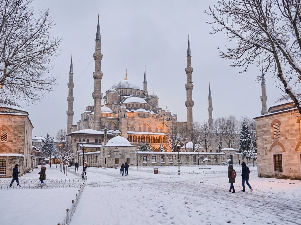 Moscheea Albastră acoperită de zăpadă în timpul iernii, cu turiști admirând peisajul