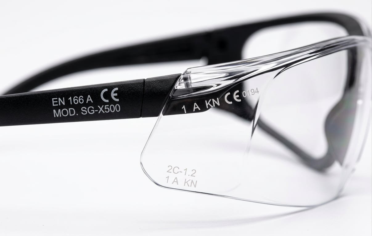 Detaliu marcaje tehnice pe ochelari de protectie: CE, EN 166, clasa optica si tratamente