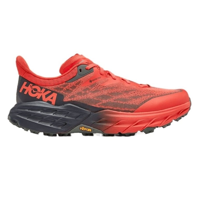 Colecție pantofi Hoka trail running Speedgoat și Challenger pe raft magazin