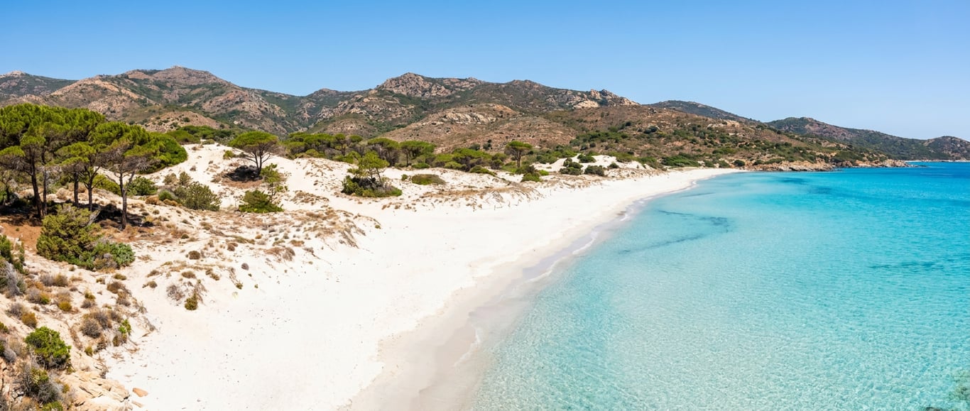Plaja virgină Saleccia din nordul Corsicii cu nisip alb, dune naturale și ape turcoaz cristaline