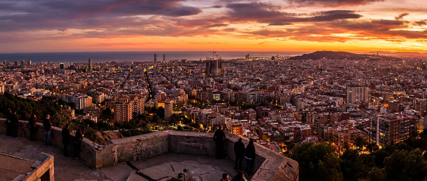 Vedere panoramică de pe Bunkers del Carmel cu Barcelona întinsă la picioare la apus