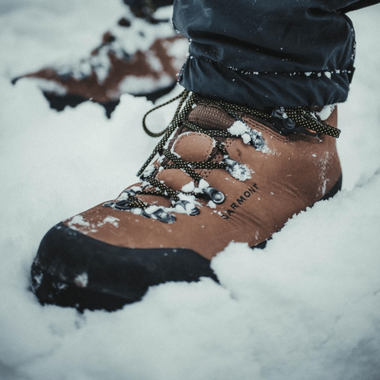 Gheată de trekking impermeabilă cu picături de apă pe suprafața din piele tratată