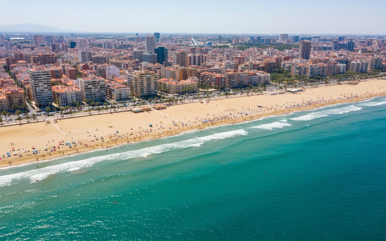Panoramă Valencia cu plaja Malvarrosa și centrul orașului vara