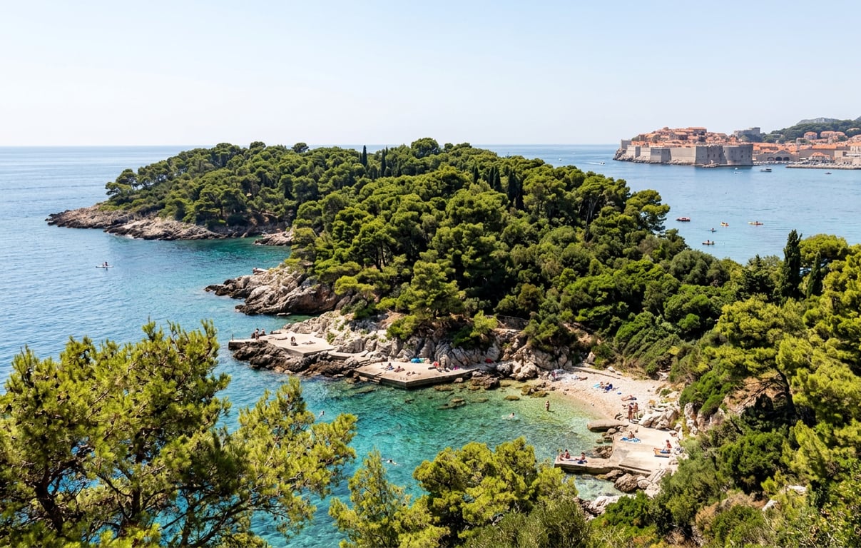 Insula Lokrum cu vegetație mediteraneană luxuriantă și apele turcoaz ale Adriaticii