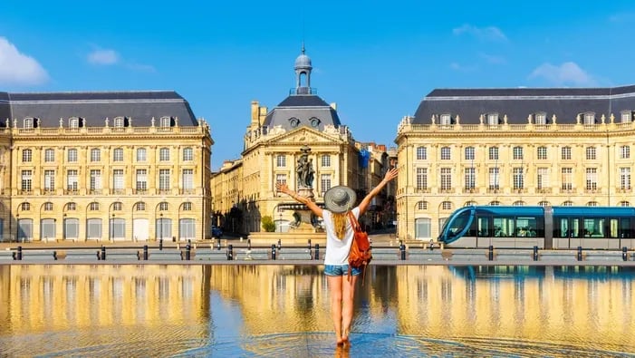 Avion pe pistă la aeroport, simbol al zborurilor spre Bordeaux prin Vola.ro