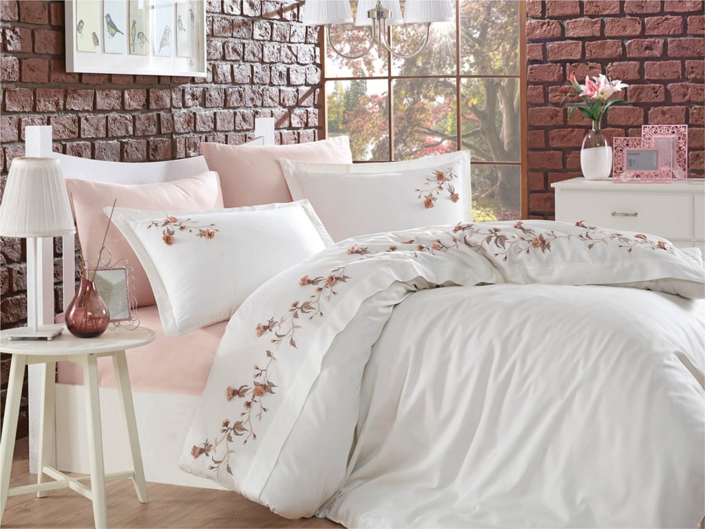 Set complet de lenjerie de pat din bumbac satinat lucios pe pat elegant