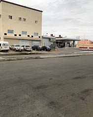 صورة تظهر تطبيق سماسكو على هاتف ذكي مع واجهة سهلة الاستخدام لطلب الخدمات المنزلية