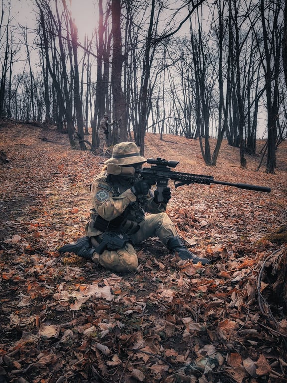 Membri Airsoft DTS într-o misiune de patrulare în teren deschis