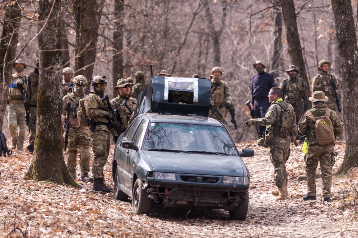 Antrenament cu obstacole pentru echipa Airsoft DTS într-un poligon specializat