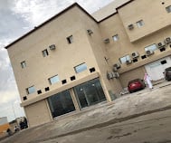 صورة توضح خدمة مناسبات - عاملات ضيافة يقدمن الخدمة في مناسبة عائلية