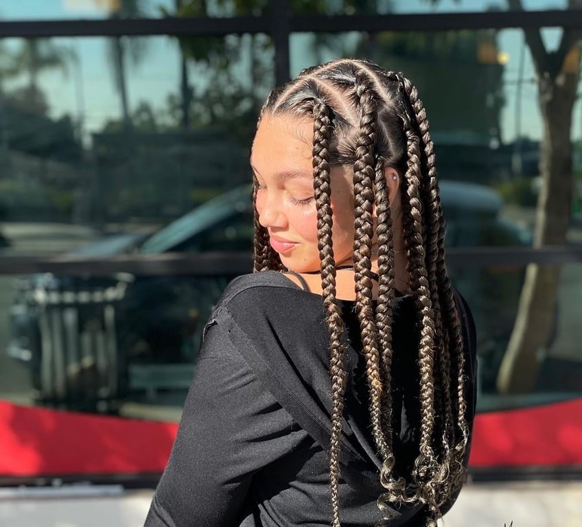 In this image show, the Medium Knotless Braids hairstyles.