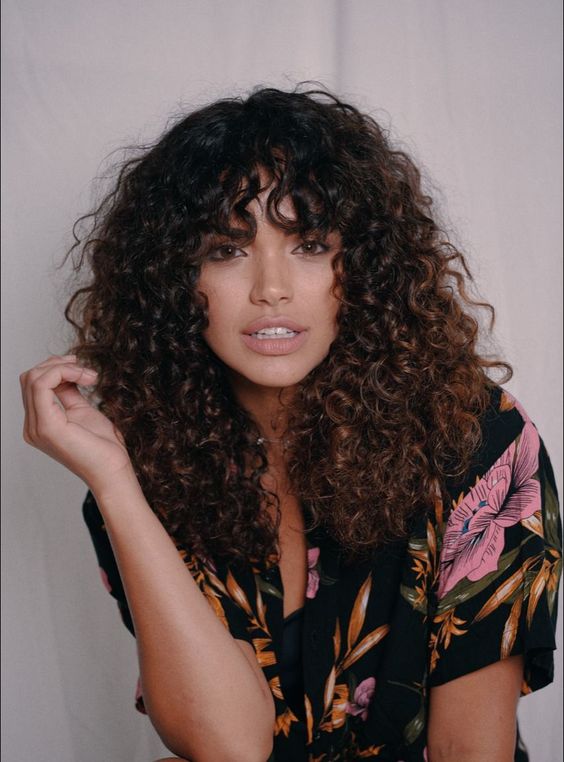 In this image show, the curly freeze, the Layered, Curly Haircut apply this or new look.
