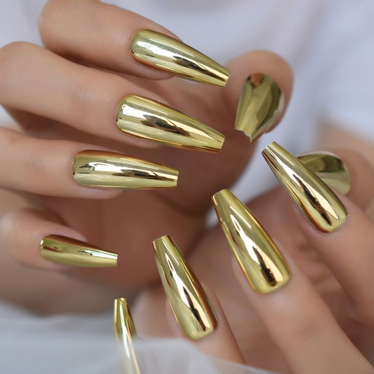 In this image show, the gold ombren nails design.