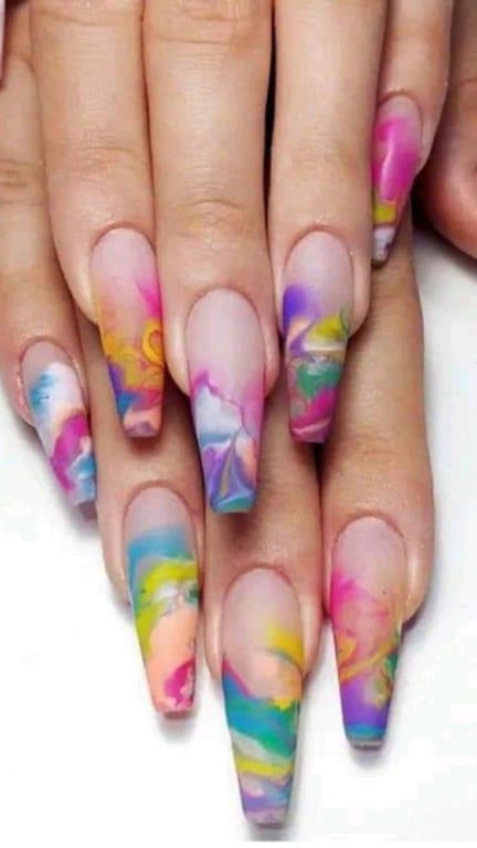 In this image show, the rainbow colors present in this nails design.