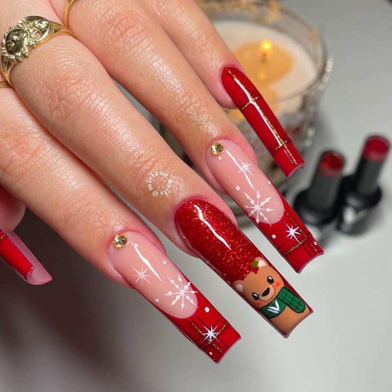 This image show the cute red nails design special for Christmas details 